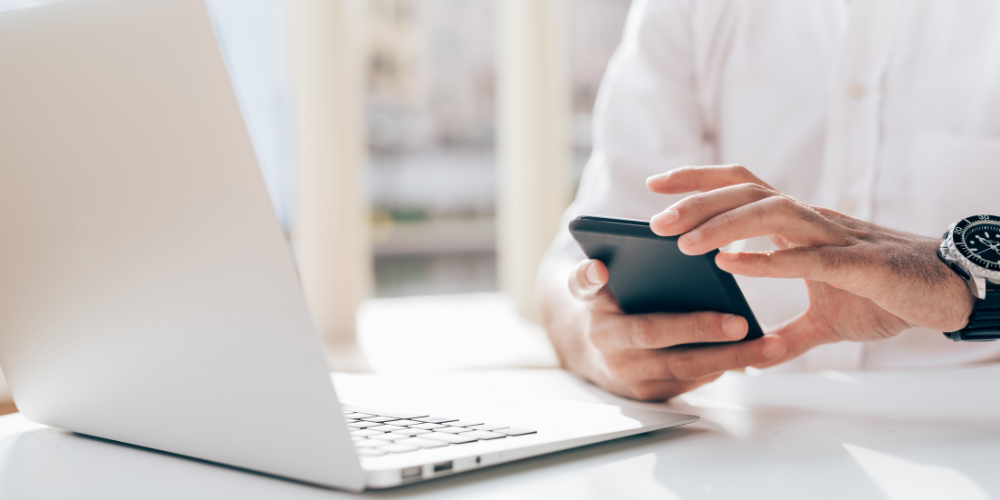 パソコンをする男性